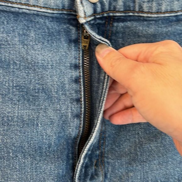 Abercrombie & Fitch Women’s the 4” mom short high rise distressed size 35/20 EUC - Picture 4 of 9